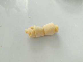 卷好后，是这样子，然后用刀从中间切开。