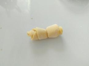 卷好后，是这样子，然后用刀从中间切开。