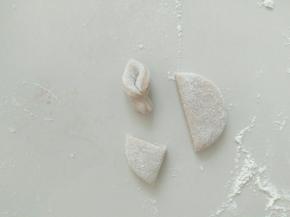 做耳朵，一个圆面片，平分切四半。然后取其中一份，对折，耳朵边缘处切掉，就容易粘上，粘的时候，蘸些水。