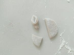 做耳朵，一个圆面片，平分切四半。然后取其中一份，对折，耳朵边缘处切掉，就容易粘上，粘的时候，蘸些水。