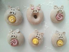 黑米做眼睛，喜欢大眼的，可以用蚕豆啊，哈哈！做好后，冷水上锅蒸，中小火。看到木有，还有一个没断奶的，衔着奶嘴也来了。