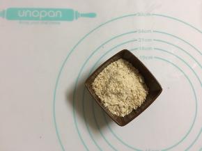 坚果用刀或料理机打成细碎粒