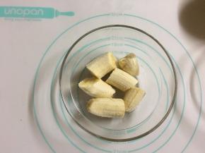 香蕉切断撒上柠檬汁