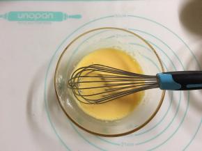 蛋黄中加入细砂糖A、油、牛奶、朗姆酒搅拌均匀