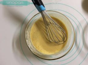 加入香蕉泥，继续搅拌均匀