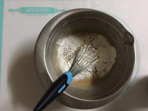 筛入过筛过的低筋面粉，用手动蛋抽混合均匀