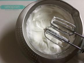 蛋白中分次加入细砂糖B，打发至硬性发泡