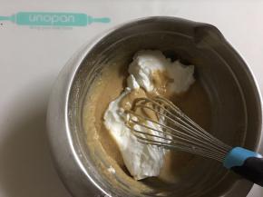 取一部分蛋白霜加入蛋黄面糊中，用蛋抽或刮刀翻拌均匀