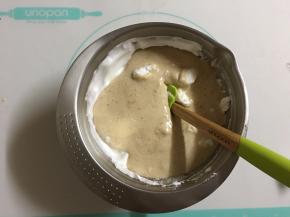 将步骤10中的面糊全部倒入剩余的蛋白霜中，用刮刀快速搅拌均匀