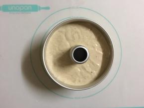 将翻拌好的面糊倒入屋诺UN16005中空18cm模具中，轻震两下，震出空气