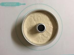 将翻拌好的面糊倒入屋诺UN16005中空18cm模具中，轻震两下，震出空气