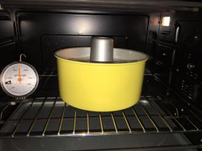 烤箱预热170度，上下火，下层烘烤约40分钟