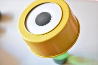 烤好的戚风，倒扣放晾后脱模