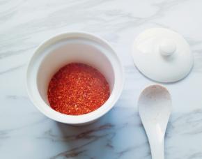 将辣椒粉放入一个耐高温的容器中