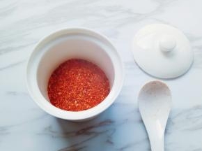 将辣椒粉放入一个耐高温的容器中