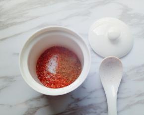 加入盐和十三香粉