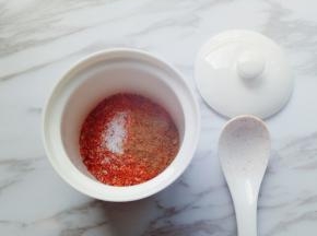 加入盐和十三香粉