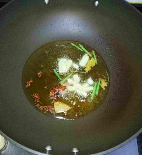 加热至7.8成热，放入香料，中小火慢慢炸至，中间是不是搅拌一下香料