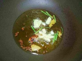 加热至7.8成热，放入香料，中小火慢慢炸至，中间是不是搅拌一下香料