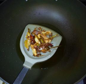 将炸至金黄的香料捞出，转小火