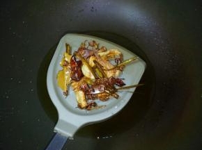 将炸至金黄的香料捞出，转小火