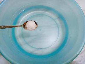 小盆中放适量水，加入一勺盐，成淡盐水