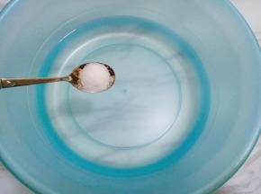 小盆中放适量水，加入一勺盐，成淡盐水