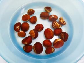 将栗子放入淡盐水中浸泡半个小时并冲洗干净