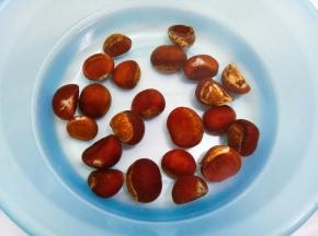 将栗子放入淡盐水中浸泡半个小时并冲洗干净