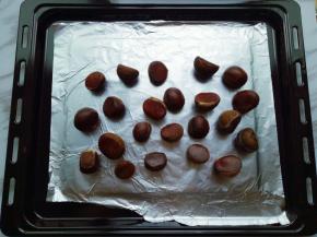 烤盘中把粒栗子倒入烤盘中