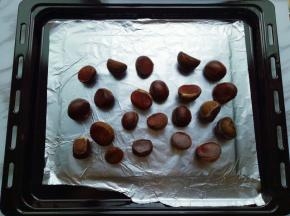 烤盘中把粒栗子倒入烤盘中