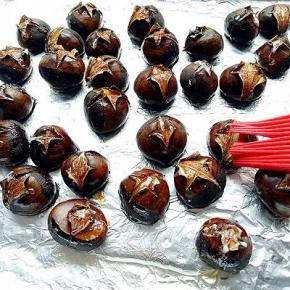 二十分钟后取出烤盘，用刷子每粒栗子上都刷上糖水，在放入烤箱烤10分钟即可