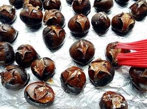 二十分钟后取出烤盘，用刷子每粒栗子上都刷上糖水，在放入烤箱烤10分钟即可