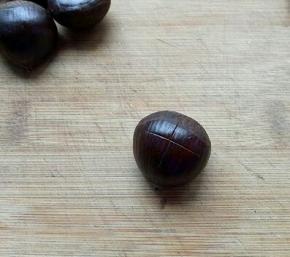 用刀子切成十字口（要注意不要弄伤手）