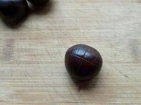 用刀子切成十字口（要注意不要弄伤手）