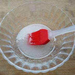 20克糖加入10克白开水溶解成糖水备用