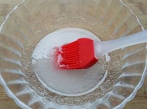 20克糖加入10克白开水溶解成糖水备用