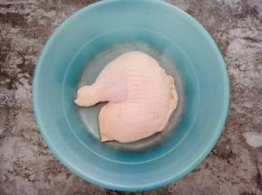 准备鸡腿一个