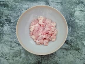 鸡腿切小块放入碗中