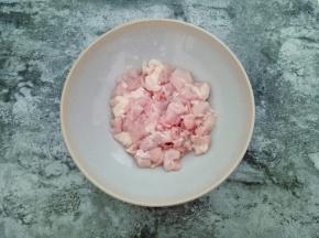 鸡腿切小块放入碗中