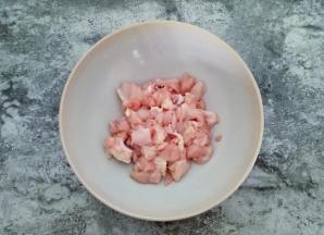 放入1勺料酒，一勺胡椒粉，半勺盐，用手抓匀颜值半小时左右