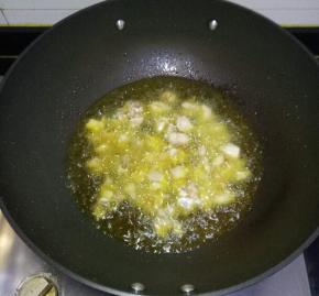 锅中放入适量油烧7.8层热，放入鸡块，中间用铲子不停搅拌，使其受热均匀