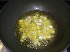 锅中放入适量油烧7.8层热，放入鸡块，中间用铲子不停搅拌，使其受热均匀