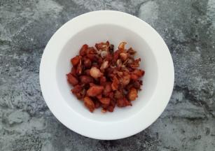 将炸至金黄的鸡块捞出沥干油，放入碗中备用