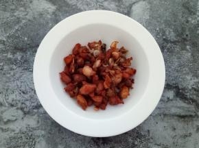 将炸至金黄的鸡块捞出沥干油，放入碗中备用