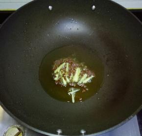 另起一锅倒适量油烧热放入花椒、姜