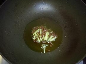 另起一锅倒适量油烧热放入花椒、姜