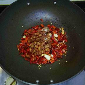 倒入炸好的鸡块小火煸炒