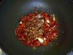 倒入炸好的鸡块小火煸炒