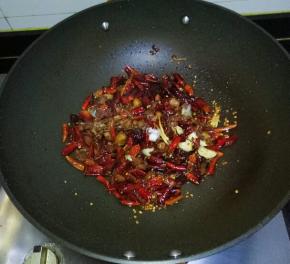 放入1勺糖翻，1勺生抽，继续煸炒